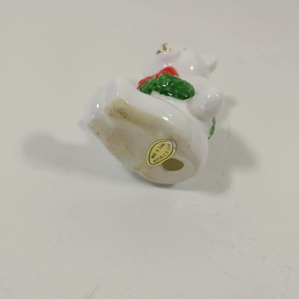 Christmas Schmid bear with Red Bow‎ And Wreath Taiwan. Bone china. Ornament Vtg